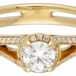 18 kt. Geelgouden shoulder ring bezet met ca. 0.58 ct. diamant.