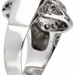 Pt 900 Platina antieke opengewerkte kruisvormige ring bezet met ca. 0.51 ct. diamant.