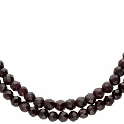 Tweerijig vintage collier met granaat en een 14 kt. geelgouden sluiting.