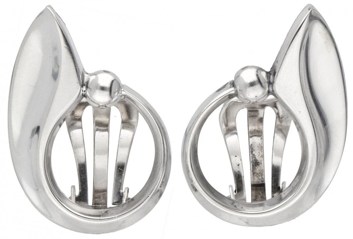 Sterling zilveren oorclips door Deense designer Hans Hansen.