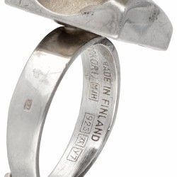 Sterling zilveren ring door Finse designer Matti J. Hyvärinen voor Sirokoru.