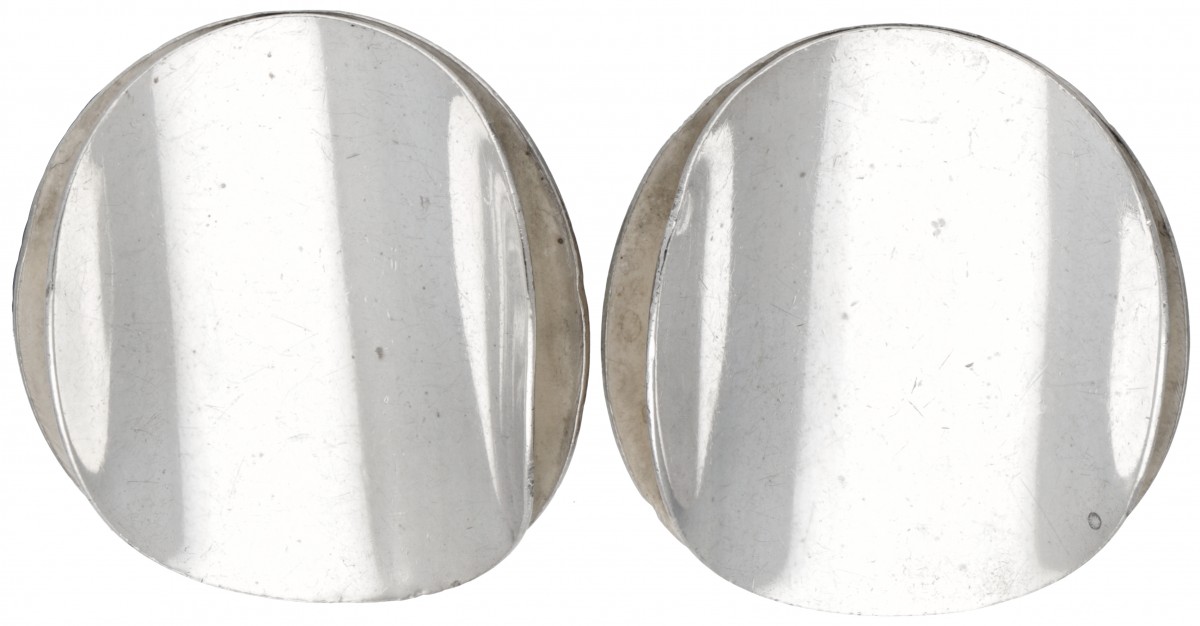 Sterling zilveren oorclips door Noorse designer Tone Vigeland.