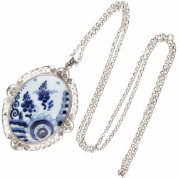 Sterling zilveren collier en vintage filigrain hanger met Delfts blauw aardewerk.