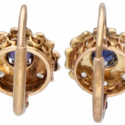 18 kt. Geelgouden antieke rozet oorbellen bezet met diamant en blauwe steen.