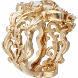 BWG 10 kt. geelgouden vintage ajour ring bezet met ca. 0.48 ct. welo opaal en ca. 0.07 ct. diamant.