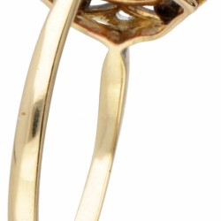 14 kt. Geelgouden antieke opengewerkte ring bezet met diamant en granaat.