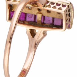 14 kt. Roségouden retro ring bezet met ca. 0.14 ct. diamant en natuurlijke robijn.