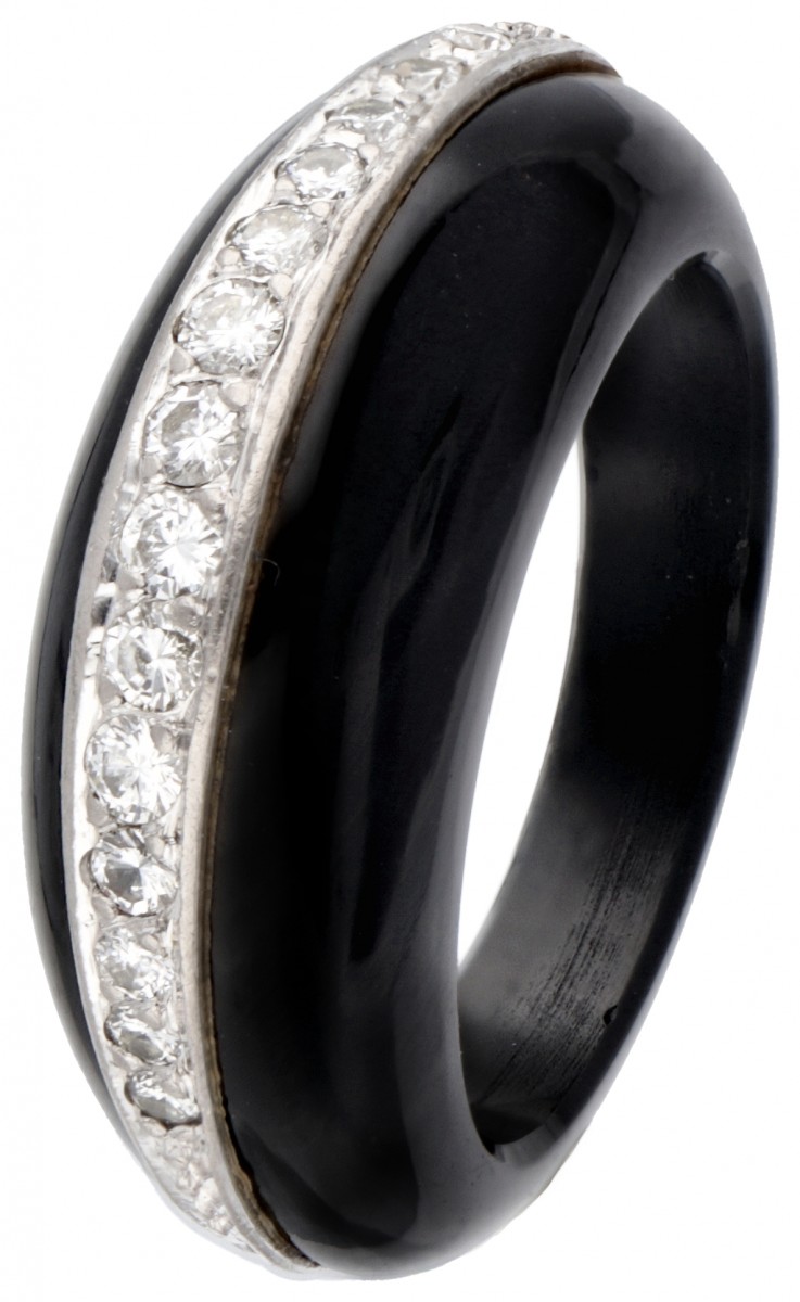 Ring vervaardigd uit onyx bezet met ca. 0.16 ct. diamant in een 14 kt. witgouden zetting.