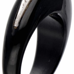 Ring vervaardigd uit onyx bezet met ca. 0.16 ct. diamant in een 14 kt. witgouden zetting.