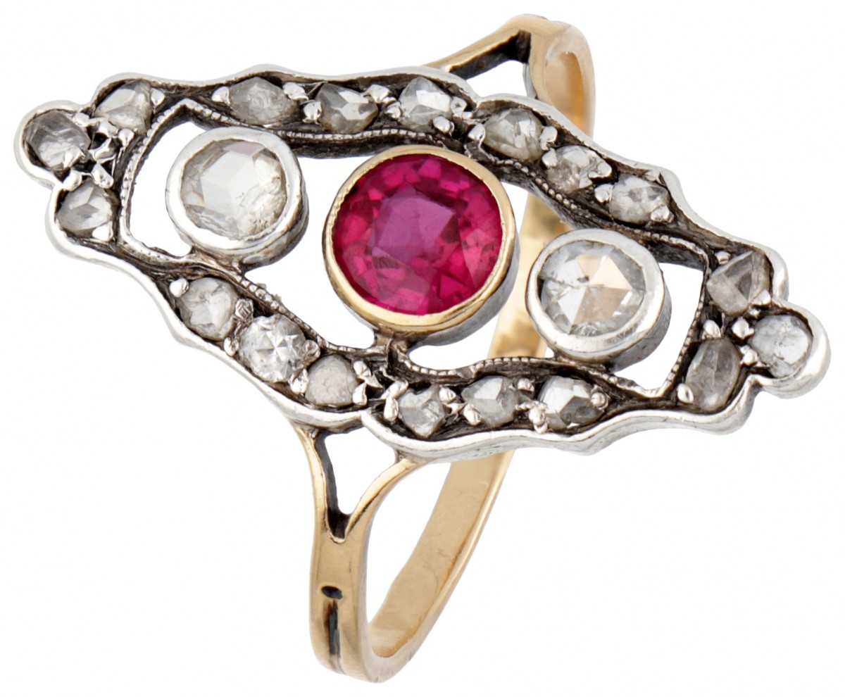 14 kt. Geelgouden opengewerkte antieke ring bezet met ca. 0.24 ct. diamant en synthetische robijn.