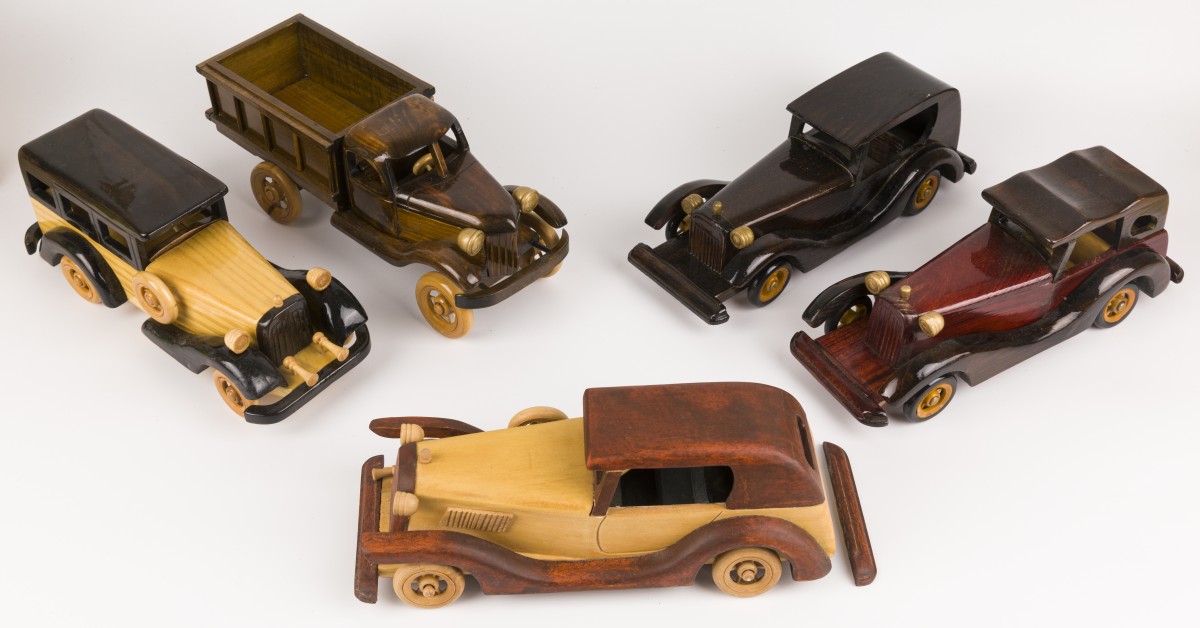 (5) delig lot houten modelauto`s