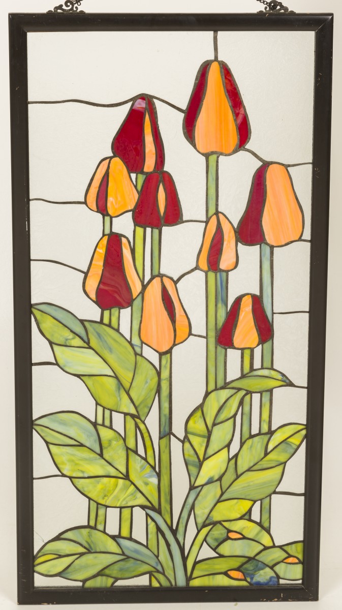 Een glas-in-lood venster met decor van tulpen, Holland, 20e eeuw.