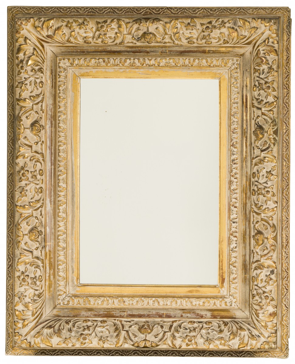 Een rechthoekige goudgeverfde spiegellijst, 20e eeuw.