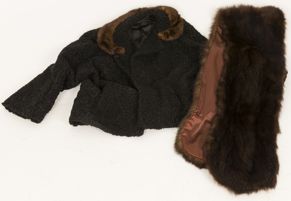 Een lot bestaande uit twee bont kledingstukken, jas en stola, 20e eeuw.