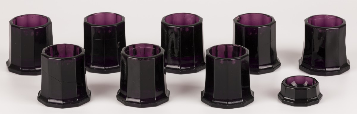 K.P.C. de Bazel (Den Helder 1869 - 1923 Amsterdam), Een (8) delige set art deco eierdopjes & bijpassend zoutvat, Leerdam, Holland,  ca. 1920.