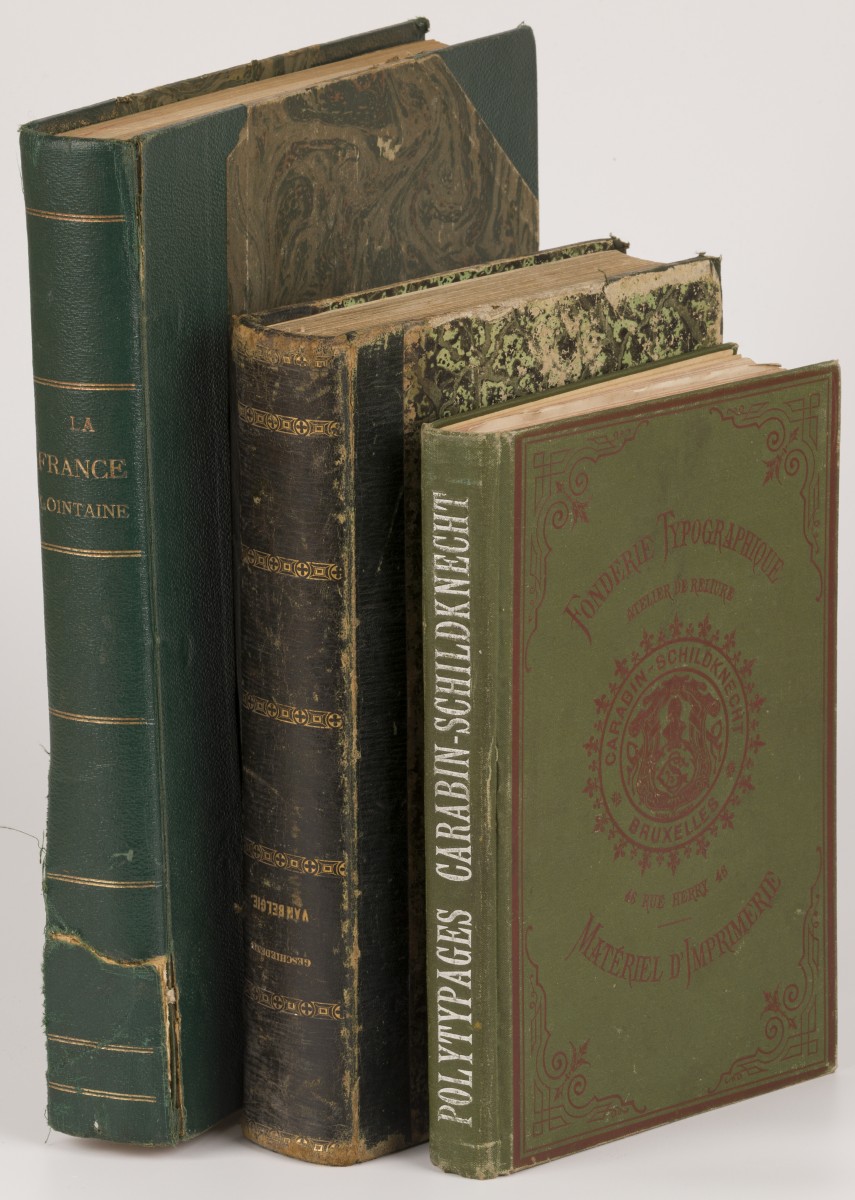 Een lot bestaande uit (3) oude boeken, waaronder De Geschiedenis van België, 1845; La France Lointaine, 1930.