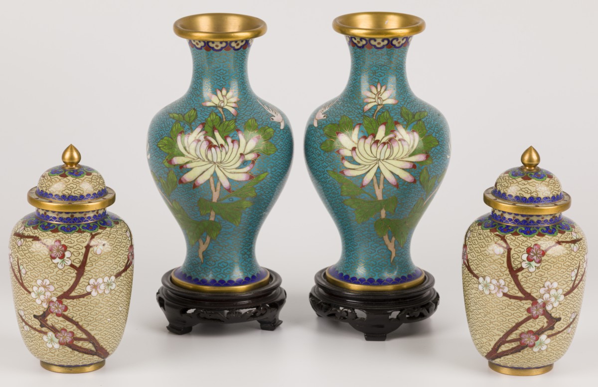 Een lot bestaande uit 4 cloisonne vaasjes (2 x 2) waaronder twee dekselvaasjes met bloesemdecor.