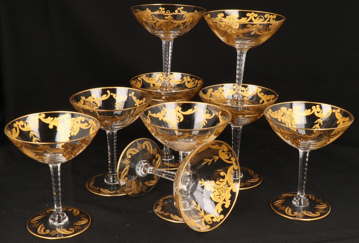 Een set van (9) kristallen Champagne coupes met vergulde accenten. Val Saint Lambert.