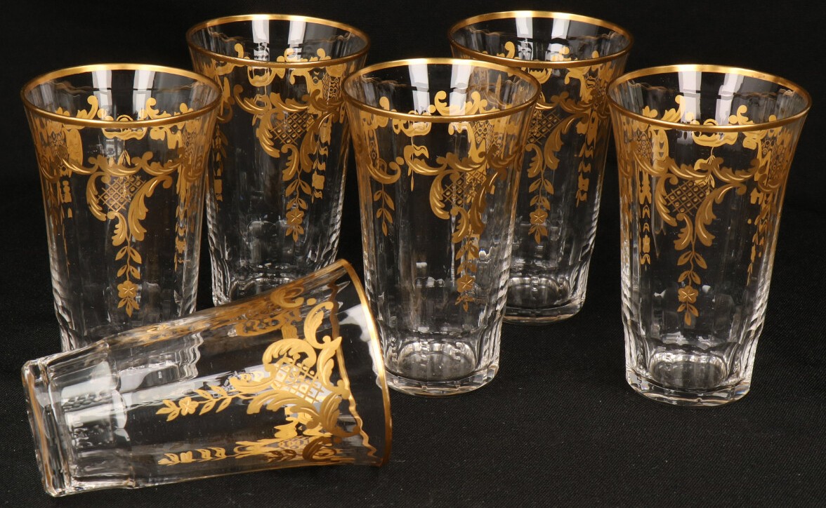 Een set van (6) kristallen borrelglazen met vergulde accenten. Val Saint Lambert.