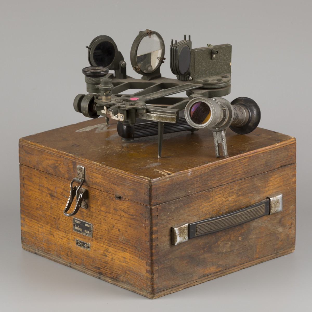 Een sextant in houten kist, voormalige U.S.S.R., mid. 20e eeuw.