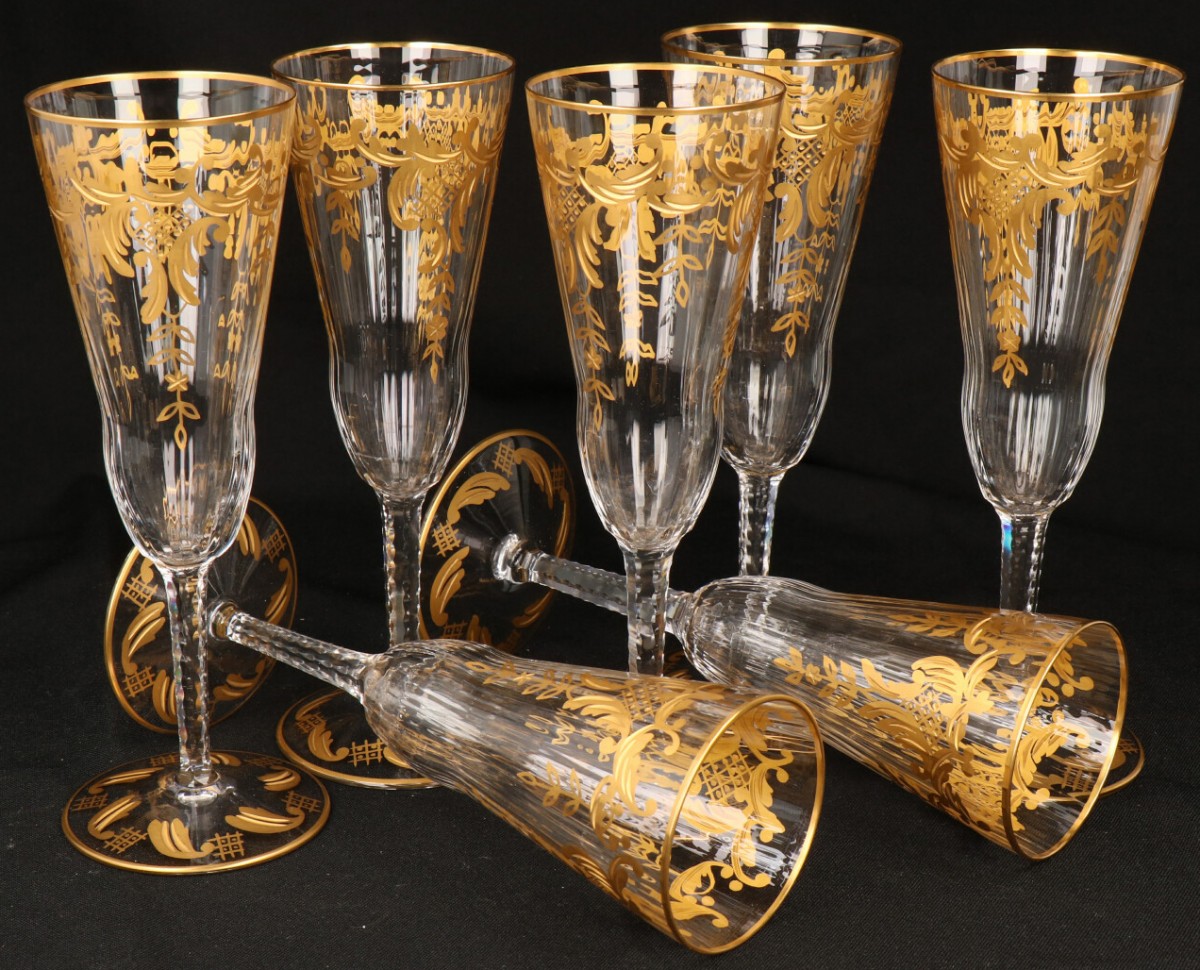 Een set van (7) kristallen Champagne Flutes met vergulde accenten. Val Saint Lambert.