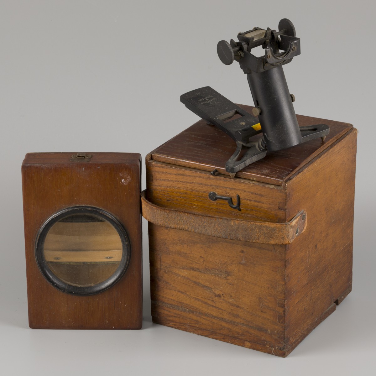 Een scheepschronometerdoos met lens, Observator Rotterdam N.V., Holland, 20e eeuw.