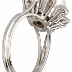 18 kt. Witgouden vintage rozet ring bezet met ca. 0.40 ct. diamant en zoetwaterparel.