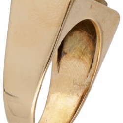 14 kt. Geelgouden tank ring bezet met ca. 0.15 ct. diamant en synthetische saffier.