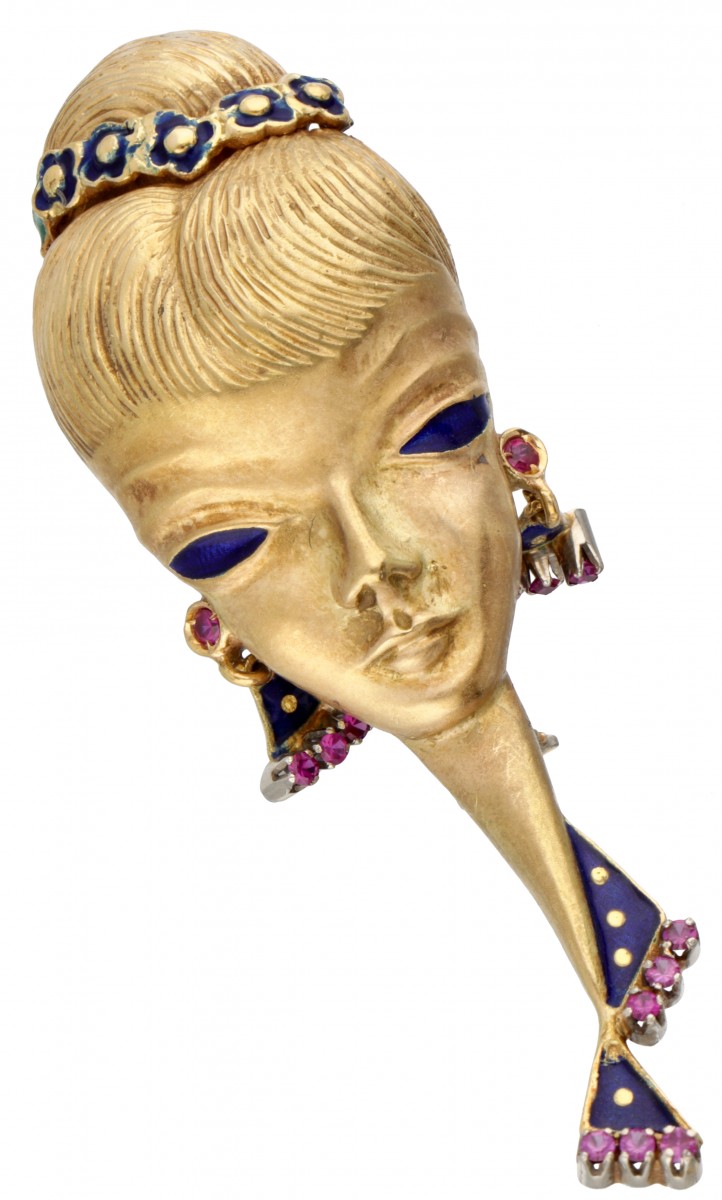 18 kt. Geelgouden vintage broche van een dame met blauwe emaille en synthetische robijnen.