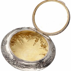 Sterling zilveren antiek poederdoos hanger met bloemendecor.