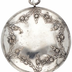 Sterling zilveren antiek poederdoos hanger met bloemendecor.