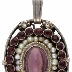 835 Zilveren collier met vintage hanger bezet met glasgranaten en zaadparels.