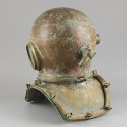 Een 12-bout replica messing duikhelm door C.E. HEINKE & Co. LTD, Londen, ca. 1960.