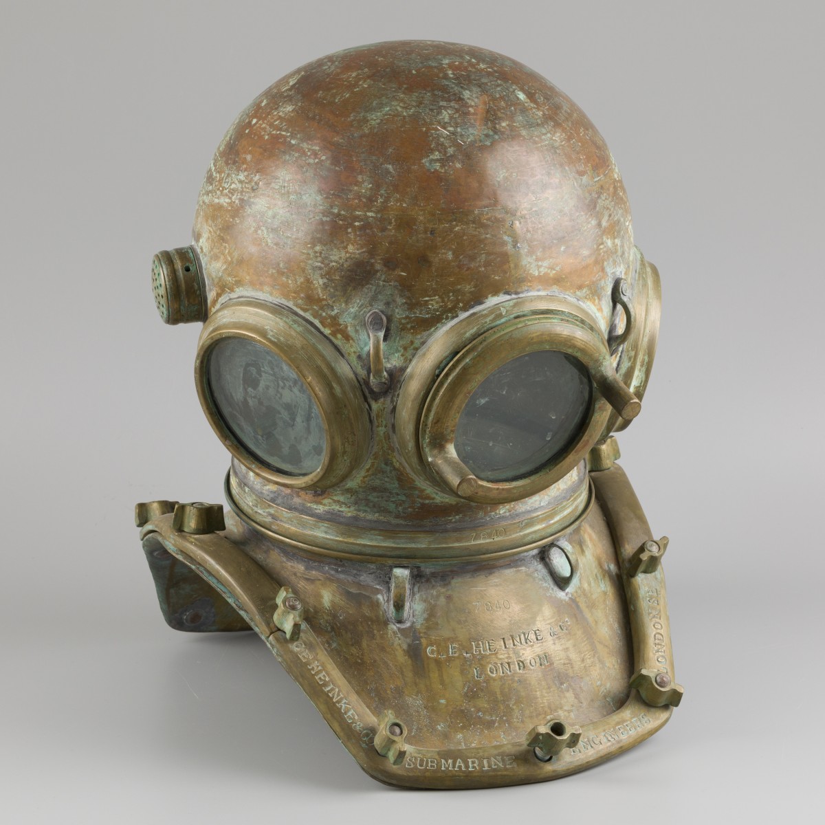 Een 12-bout replica messing duikhelm door C.E. HEINKE & Co. LTD, Londen, ca. 1960.