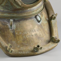 Een 12-bout replica messing duikhelm door C.E. HEINKE & Co. LTD, Londen, ca. 1960.