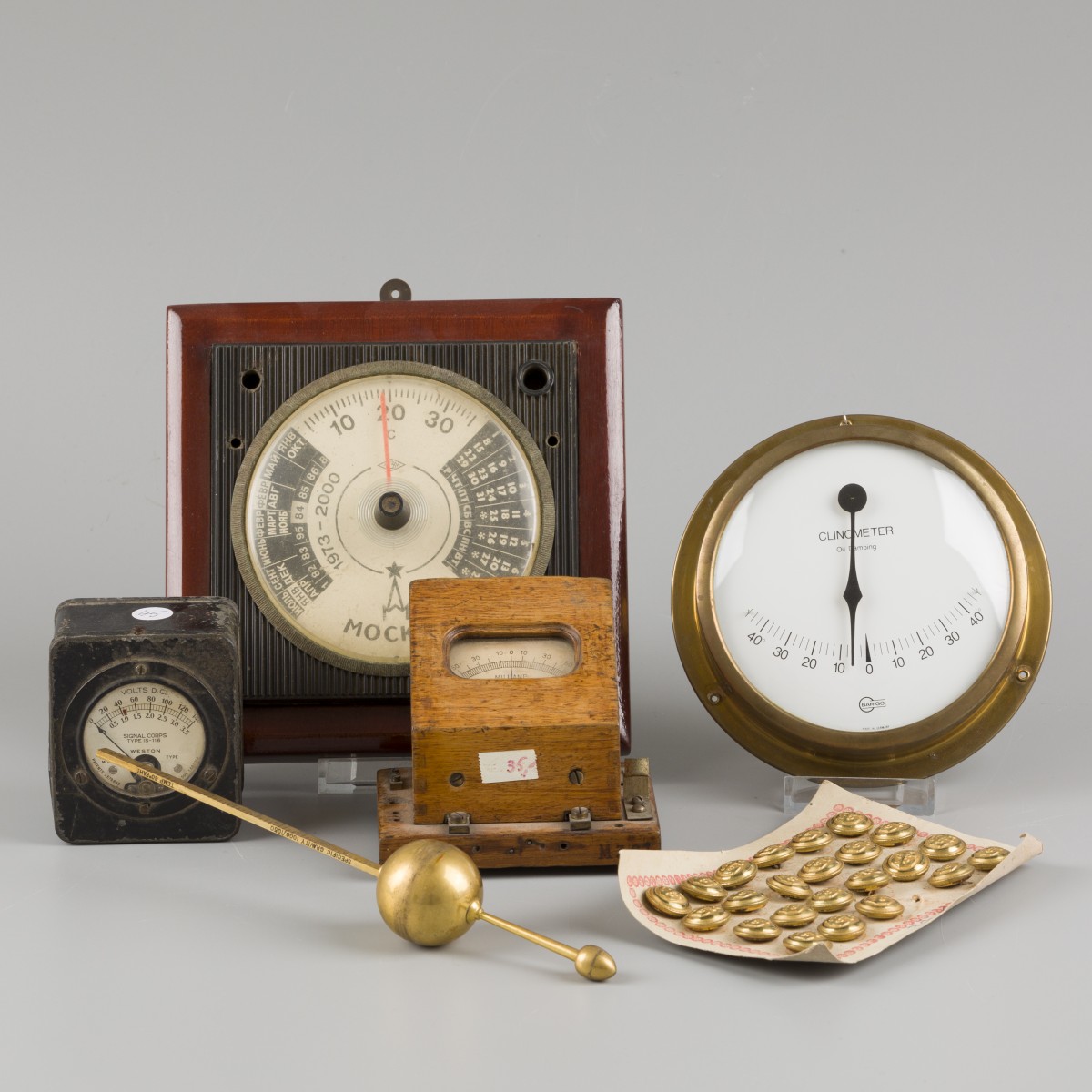 Een lot diversen waaronder gravitatiemeter, barometers en peilinstrumenten, 20e eeuw.
