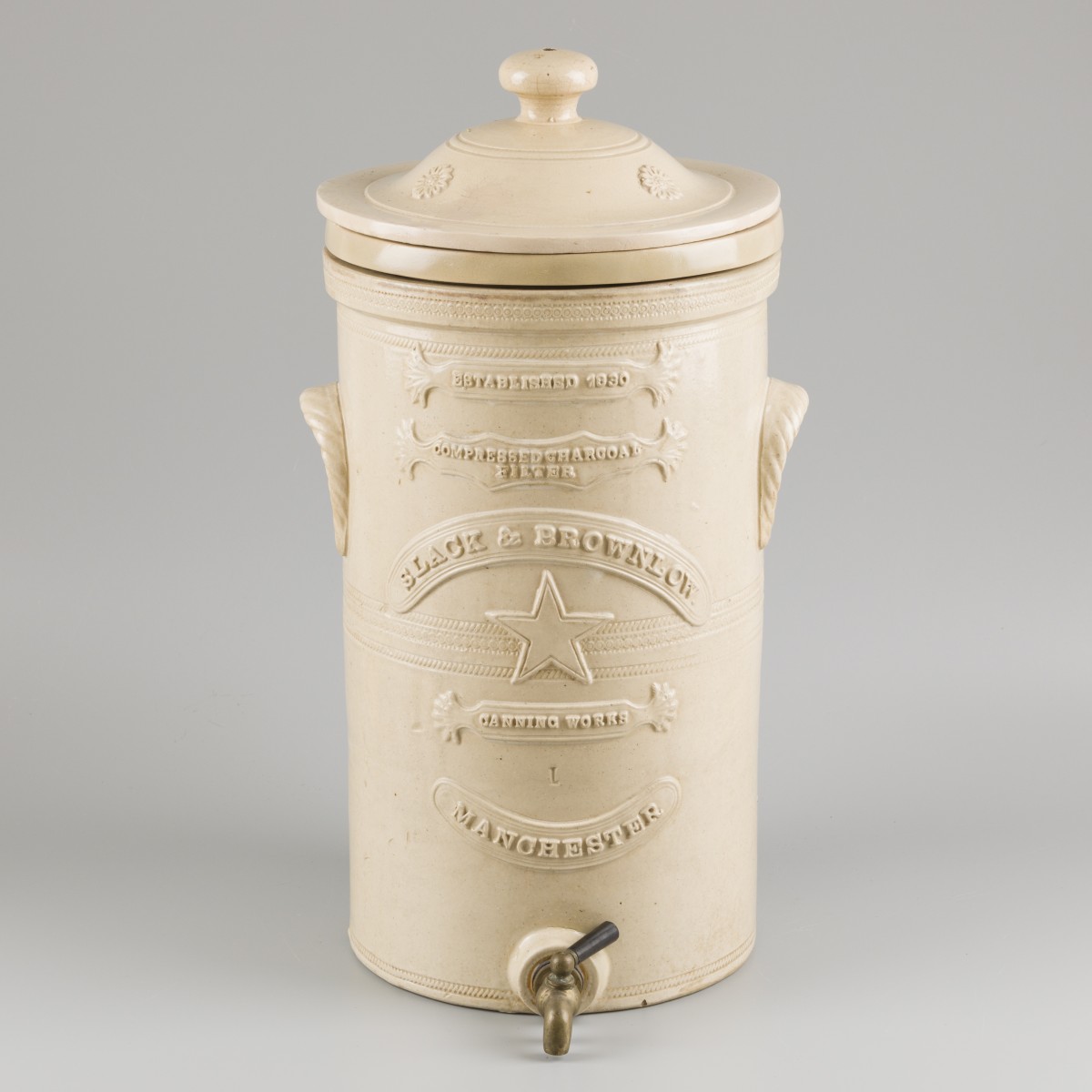 Een "Slack & Brownlow" waterfilter, Manchester, Engeland, ca. 1900.