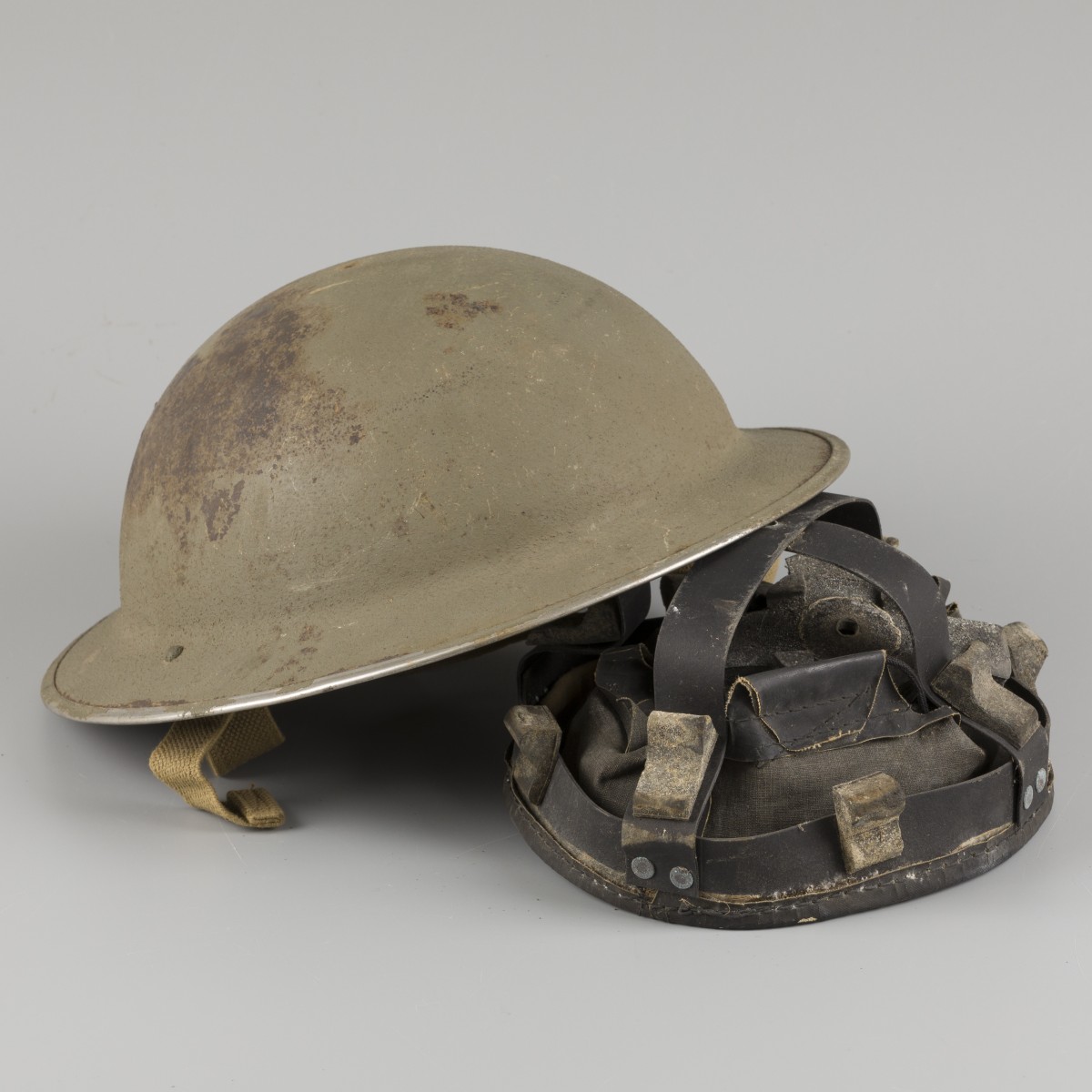 Een "Brodie" helm uit de WOI, Engeland, 1e helft 20e eeuw.