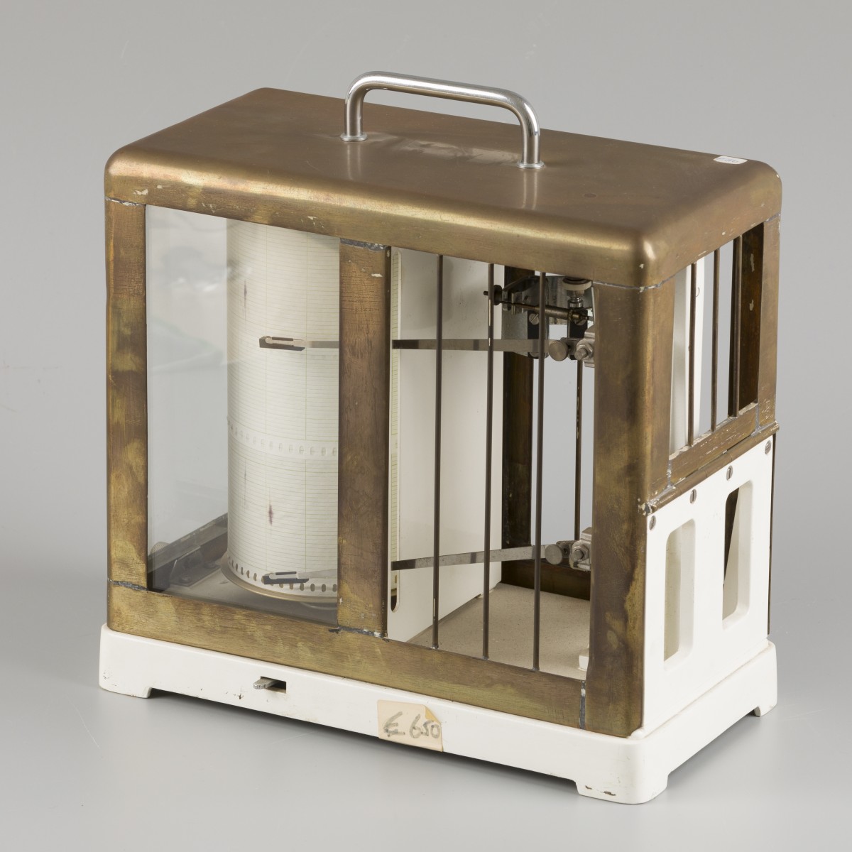 Een seismograaf aardbeving detector, 1e helft 20e eeuw.