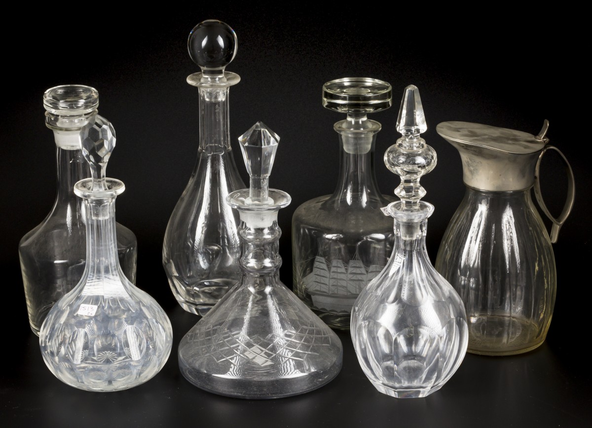 Een lot van (7) diverse flacons, waaronder van geslepen glas, 20e eeuw.