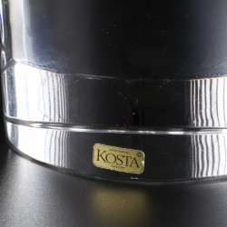 Een lot van (2) glazen tafelstukken, gesigneerd Costa Boda. Zweden, eind 20e eeuw.