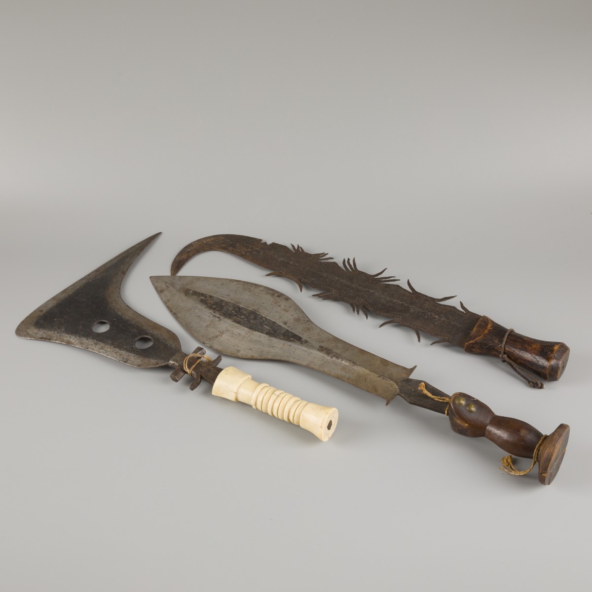 Een lot van (3) diverse blanke/ steekwapens, waaronder een 'billhook' machete, India, 1e helft 20e eeuw.-