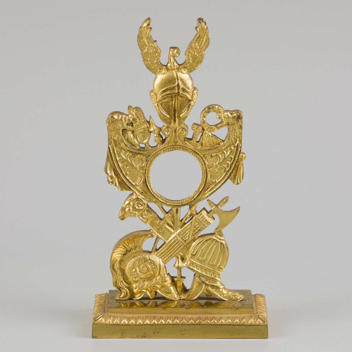 Een bronzen porte montre met diverse klassieke militaire ornamenten, Frankrijk, ca. 1900.