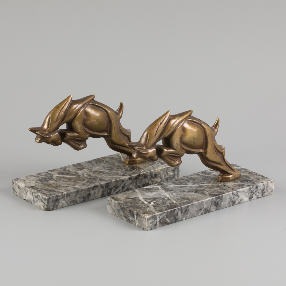 Een (2) delig stel bronzen boekensteunen, sculptuur van een bok, Frankrijk, ca. 1920.
