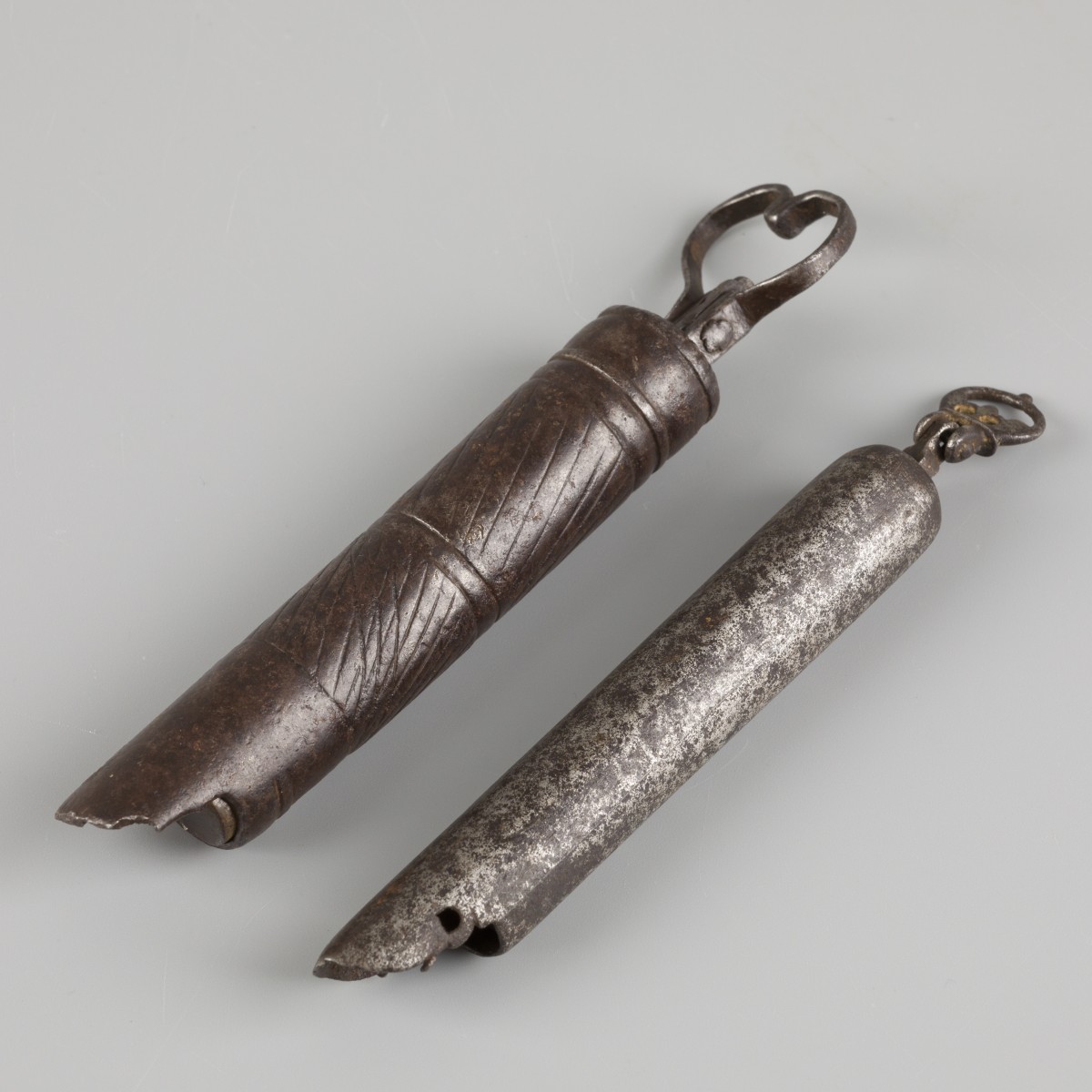 Een lot bestaande uit twee ijzeren kaasstekers, inclusief meetinstrument, Holland, 18e/ 19e eeuw.