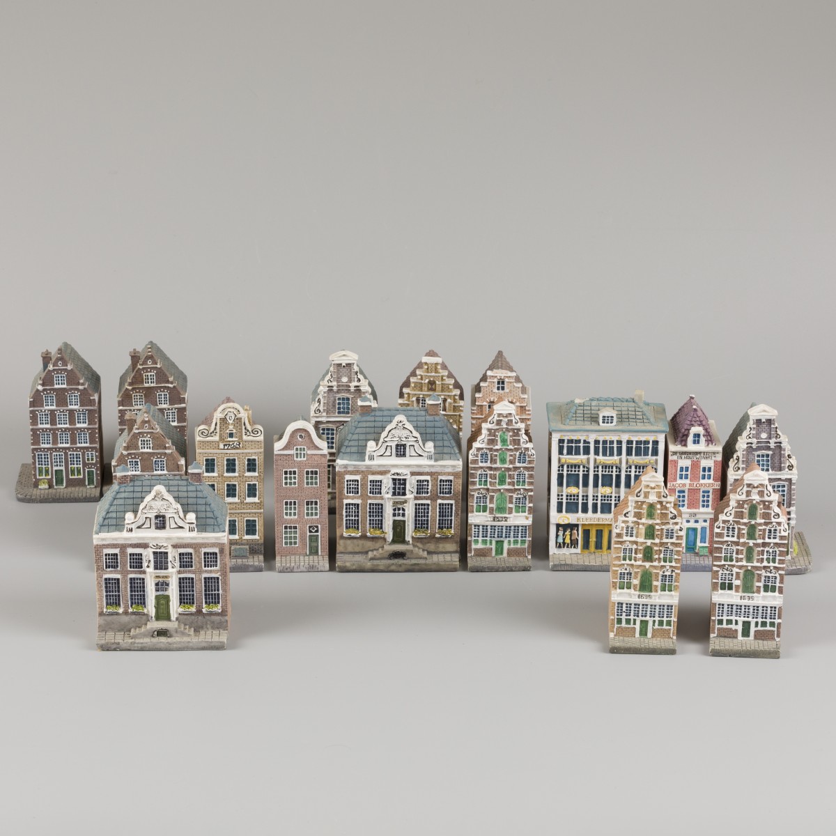 Een lot van 16 Blokker miniatuur huisjes.