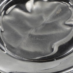 Een kristallen tafelvaas met decoratie van eikenbladeren, gemerkt aan onderzijde "Lalique France". Frankrijk, circa 1960/1970.