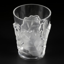 Een kristallen tafelvaas met decoratie van eikenbladeren, gemerkt aan onderzijde "Lalique France". Frankrijk, circa 1960/1970.