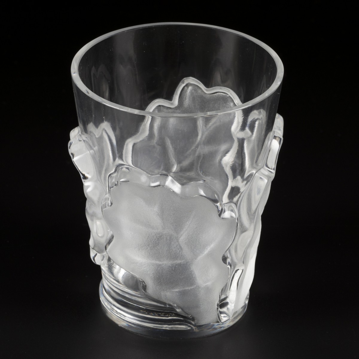 Een kristallen tafelvaas met decoratie van eikenbladeren, gemerkt aan onderzijde "Lalique France". Frankrijk, circa 1960/1970.
