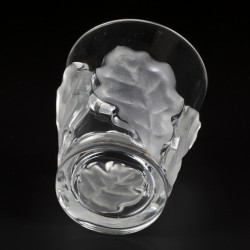 Een kristallen tafelvaas met decoratie van eikenbladeren, gemerkt aan onderzijde "Lalique France". Frankrijk, circa 1960/1970.